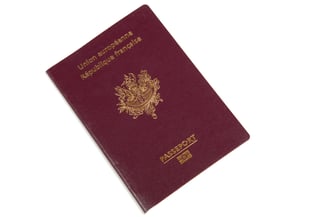 Passeport français sur fond blanc