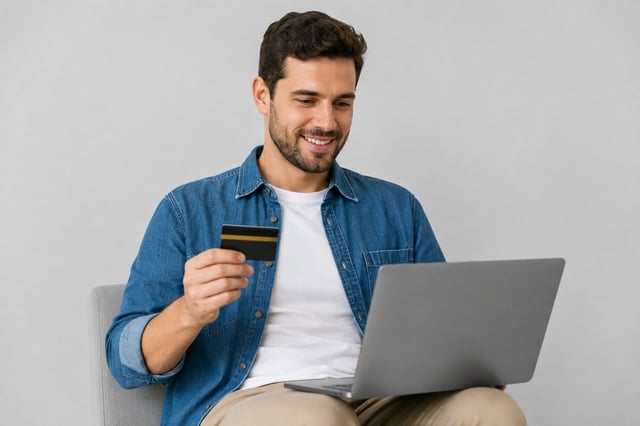 Un homme payant en ligne avec sa carte de crédit